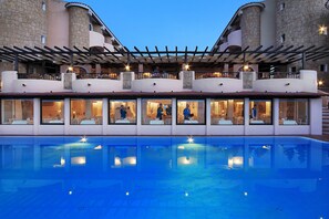 Outdoor pool, pool umbrellas, pool loungers - Grand Hotel Smeraldo Beach (Arzachena)