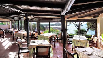 2 restaurantes; se sirven desayunos