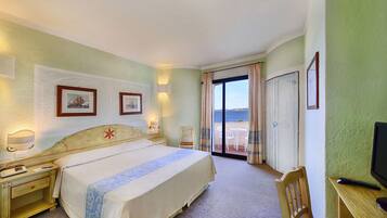 Een minibar, een kluis op de kamer, een bureau, gratis wifi