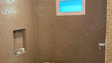 Quarto, vista para o pátio | Banheiro | Chuveiro, produtos de toalete grátis, toalhas de banho