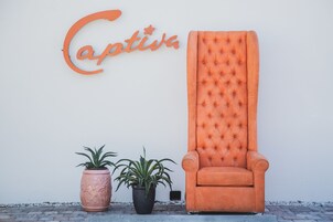 Konaklama yerinin ön cephesi - akşam/gece