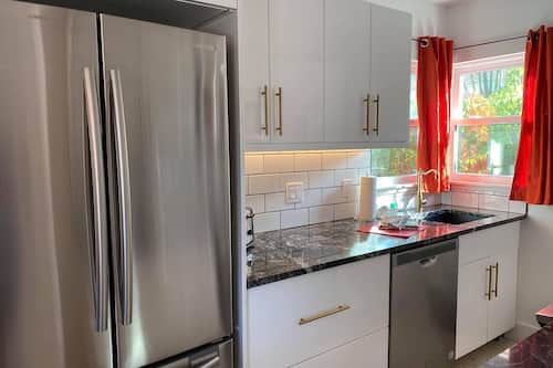 Basic-Suite, 1 King-Bett und Schlafsofa | Eigene Küche | Kühlschrank, Mikrowelle, Wasserkocher mit Kaffee-/Teezubehör, Toaster