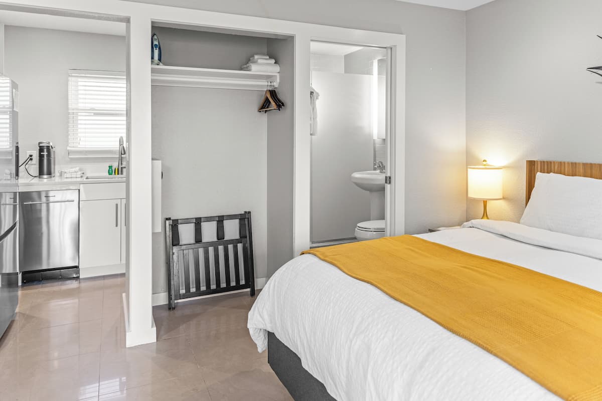 Getaway Studio | Premium bedding, pillowtop beds, WiFi (free), bed sheets