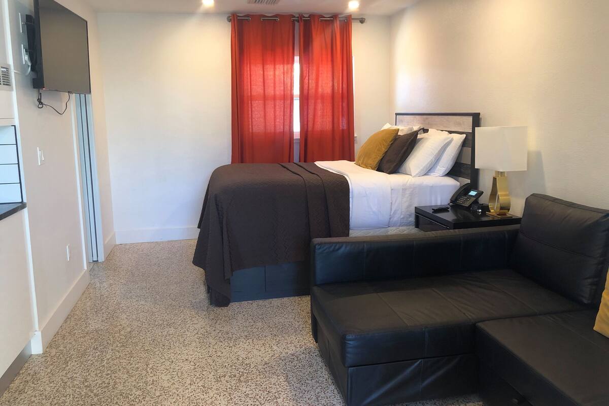 Estudio básico, vista al patio | Ropa de cama de alta calidad, camas con pillow-top y wifi gratis