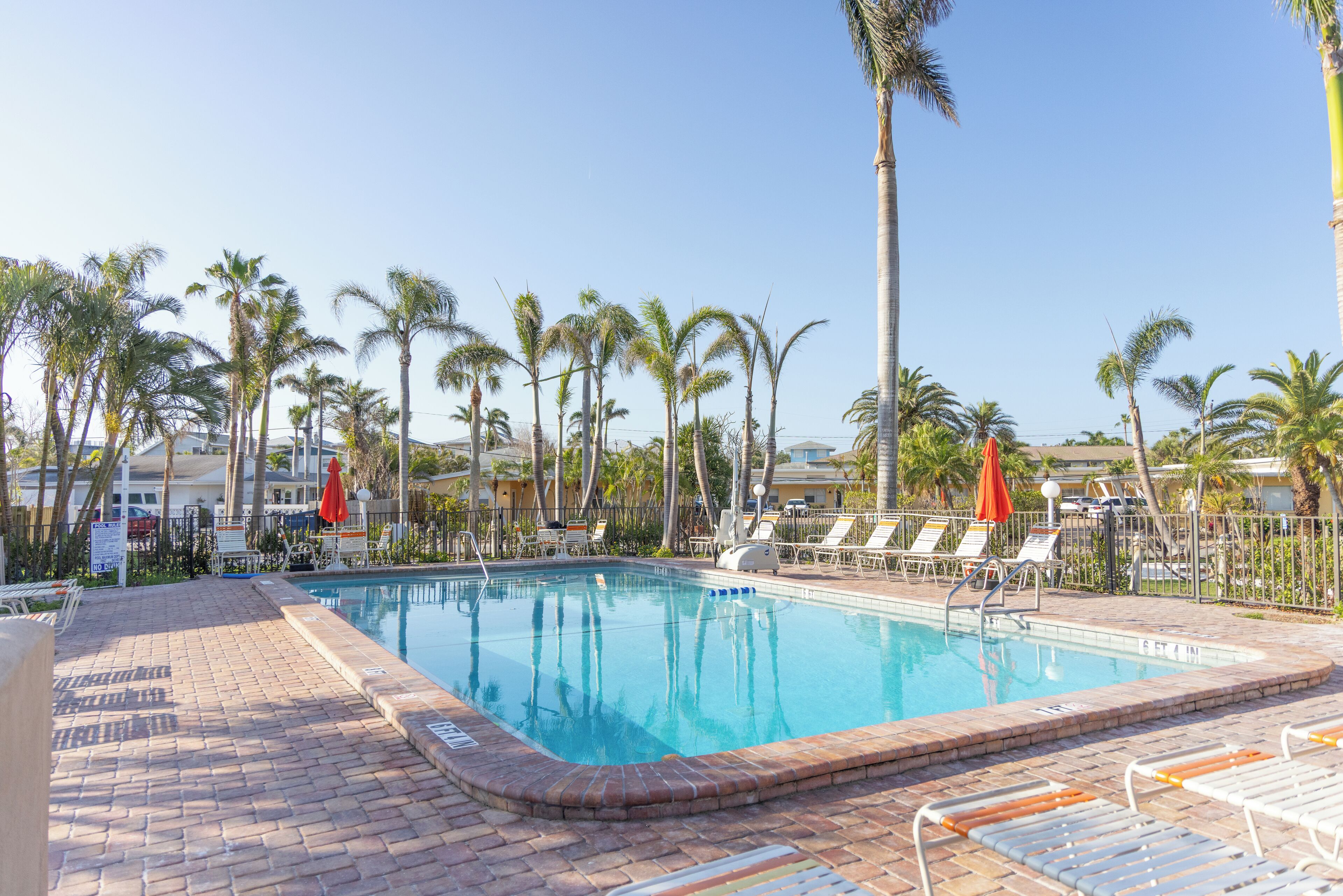 Una piscina al aire libre, una piscina climatizada