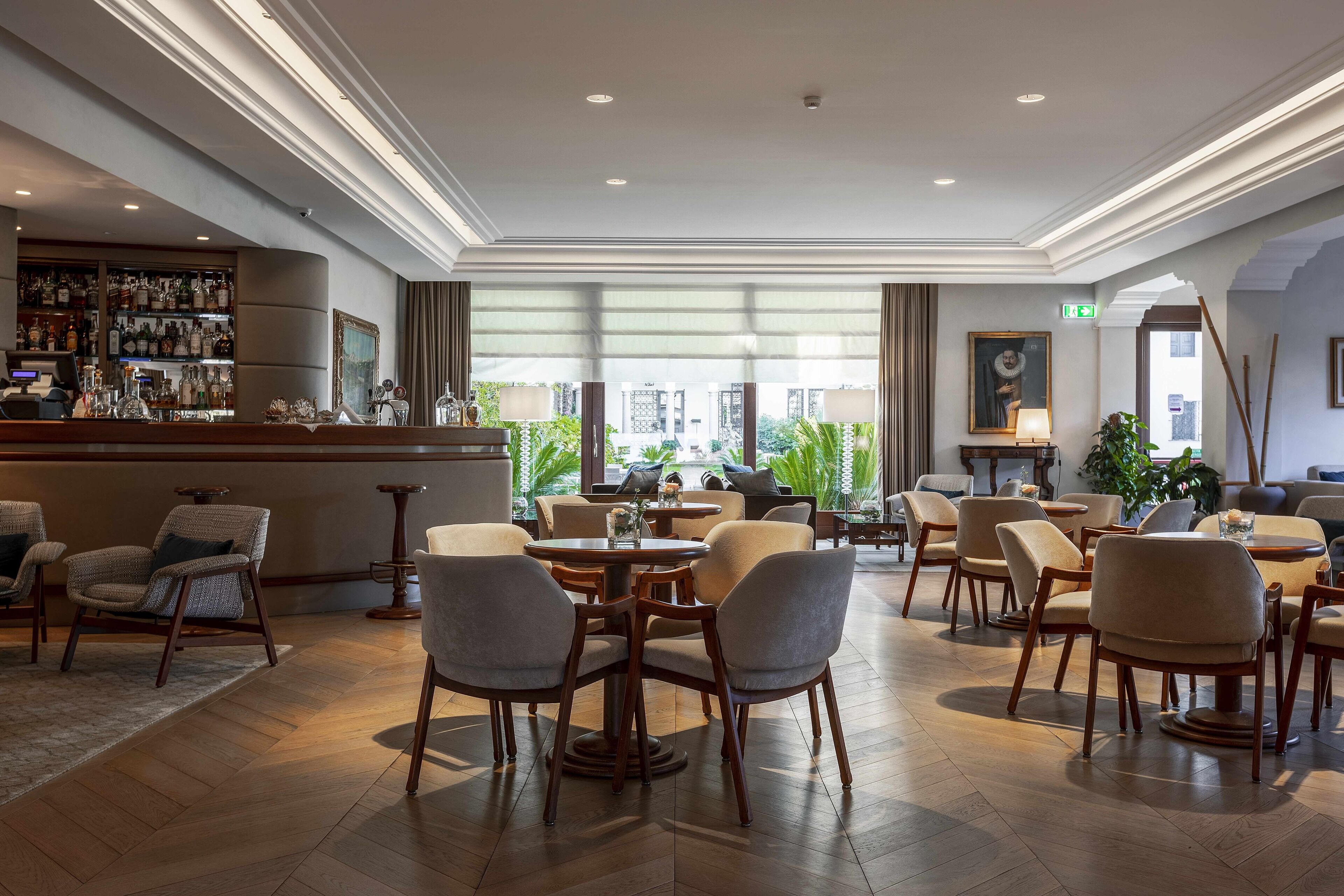 2 bars/lounges, rooftop bar