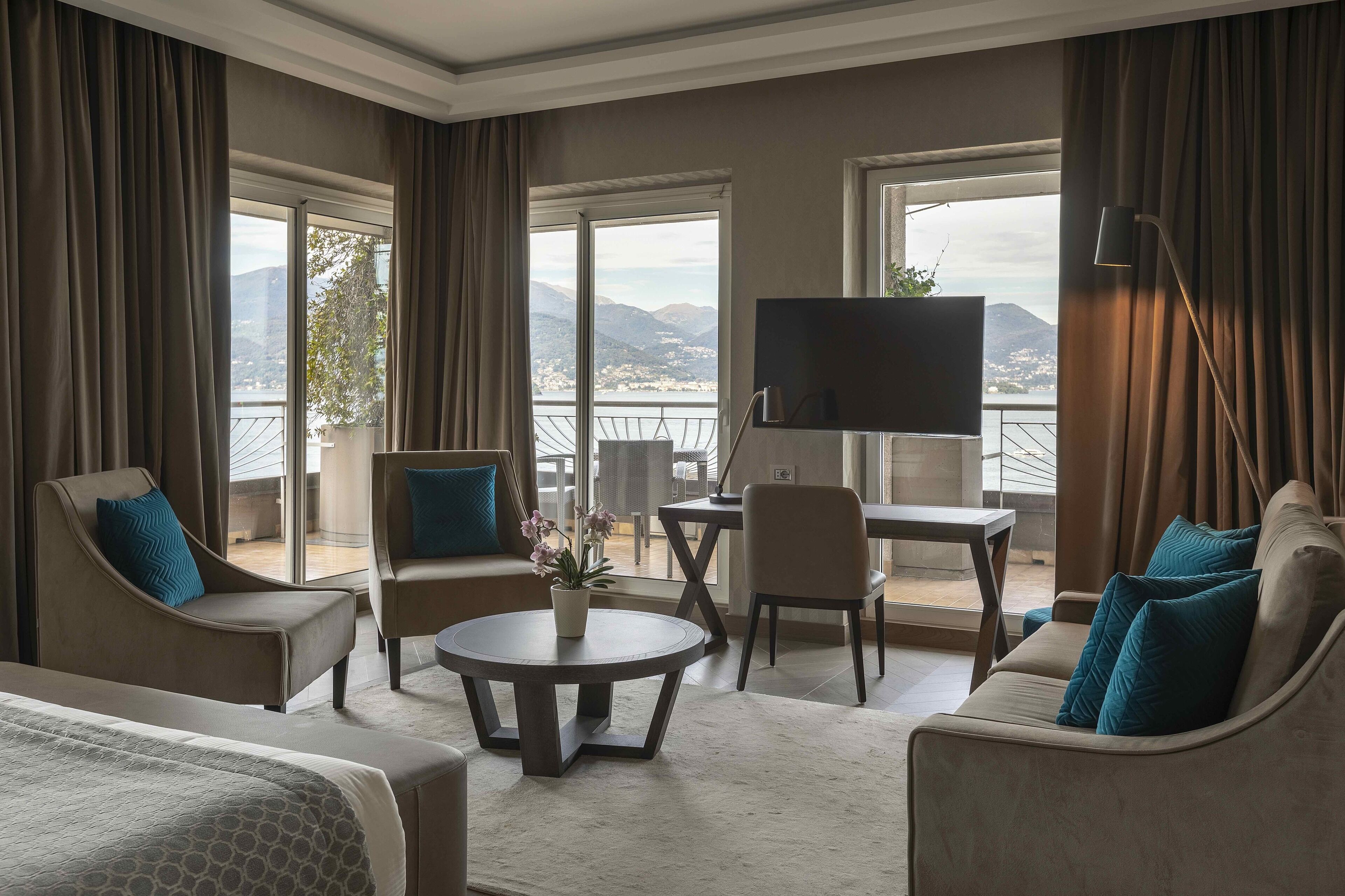 junior suite, lake view, corner | view from room