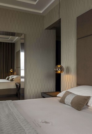 Junior Suite, Lake View, Corner | Premium bedding, down duvets, minibar, in-room safe - Hotel La Palma (Stresa)
