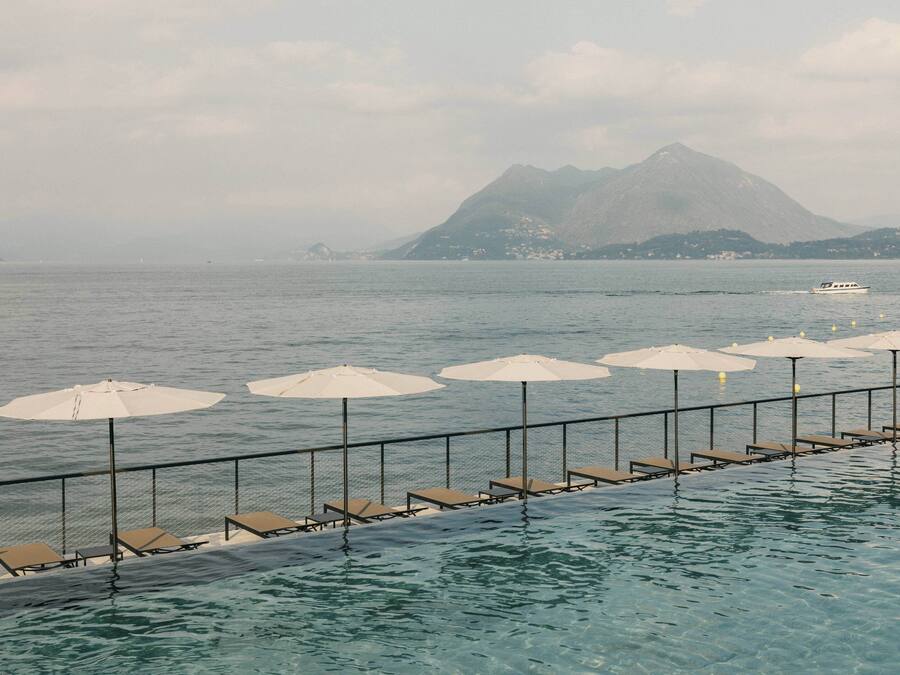 Piscina externa sazonal, guarda-sóis, espreguiçadeiras