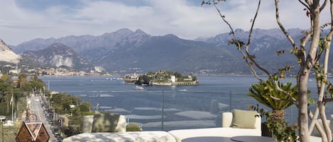 2 bars/lounges, rooftop bar