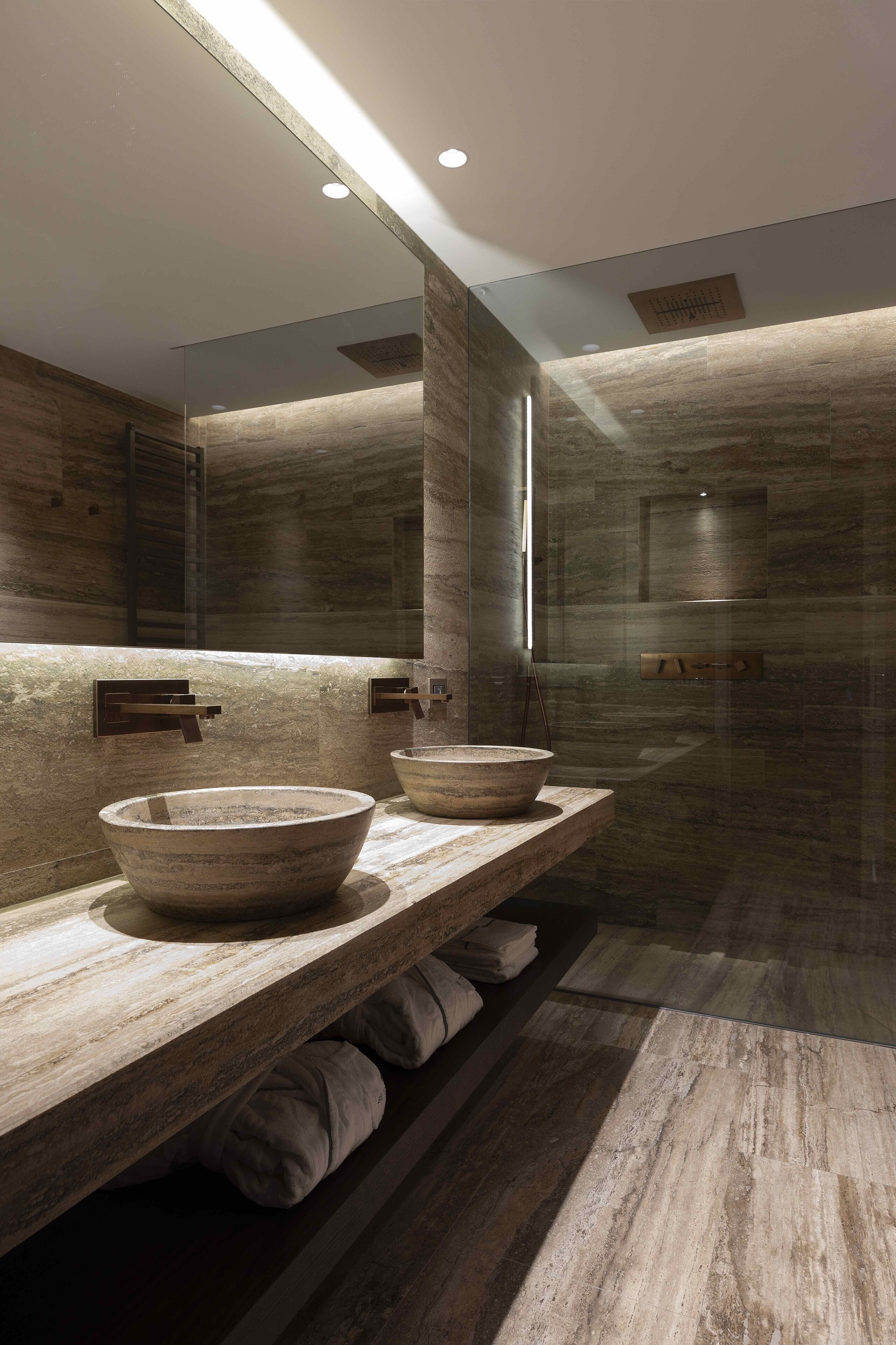 junior suite, lake view | bathroom | free toiletries, hair dryer, bidet, towels