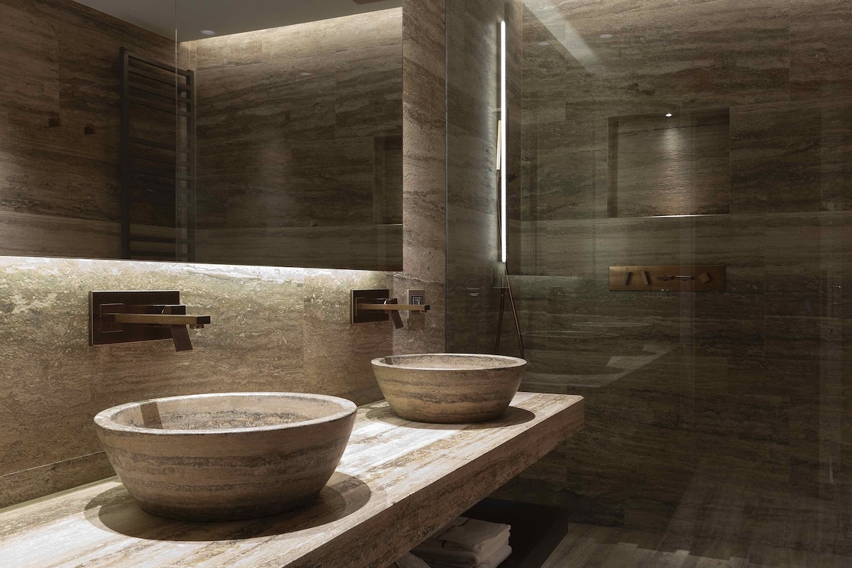 junior suite, lake view | bathroom | free toiletries, hair dryer, bidet, towels