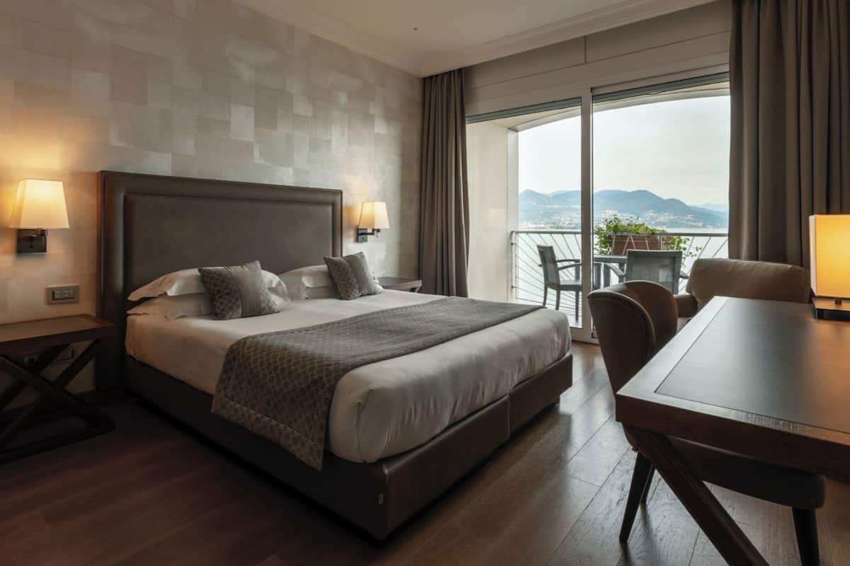 Premium bedding, down duvets, minibar, in-room safe