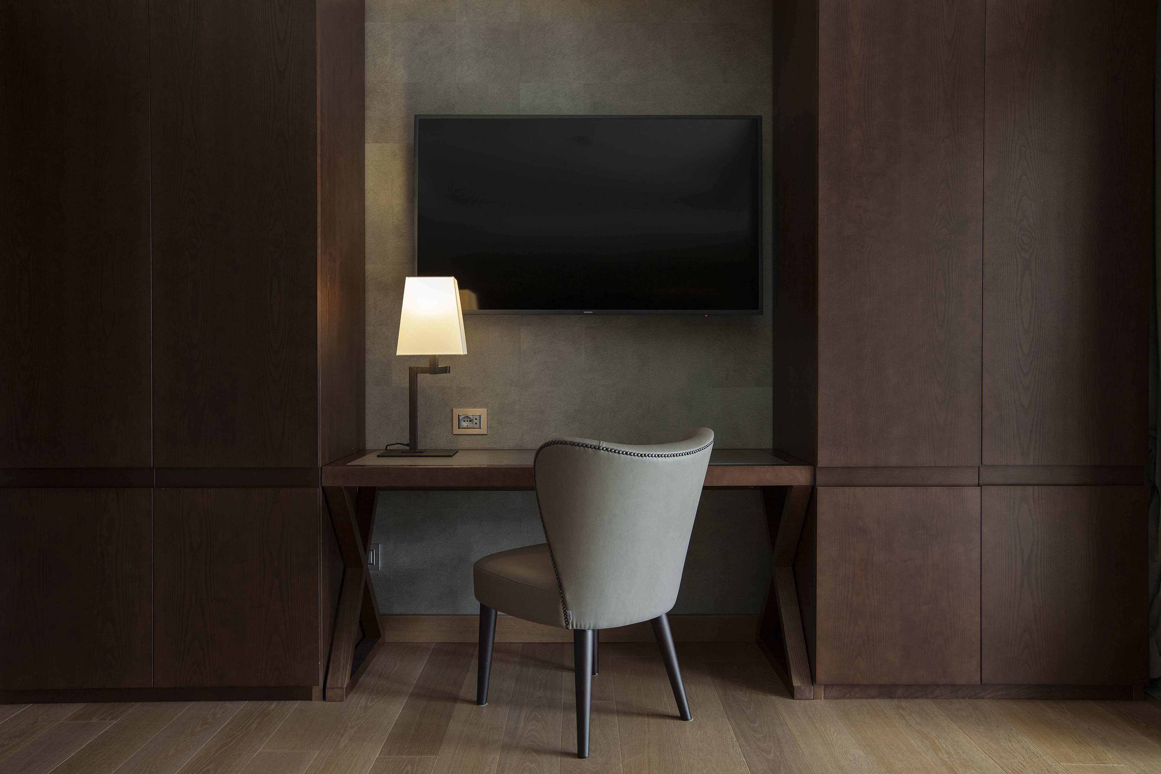 suite, mountain view, corner | premium bedding, down duvets, minibar, in-room safe