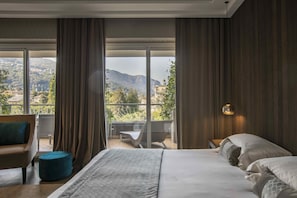 Suite Junior, pemandangan danau | Seprai premium, selimut bulu angsa, minibar, dan brankas