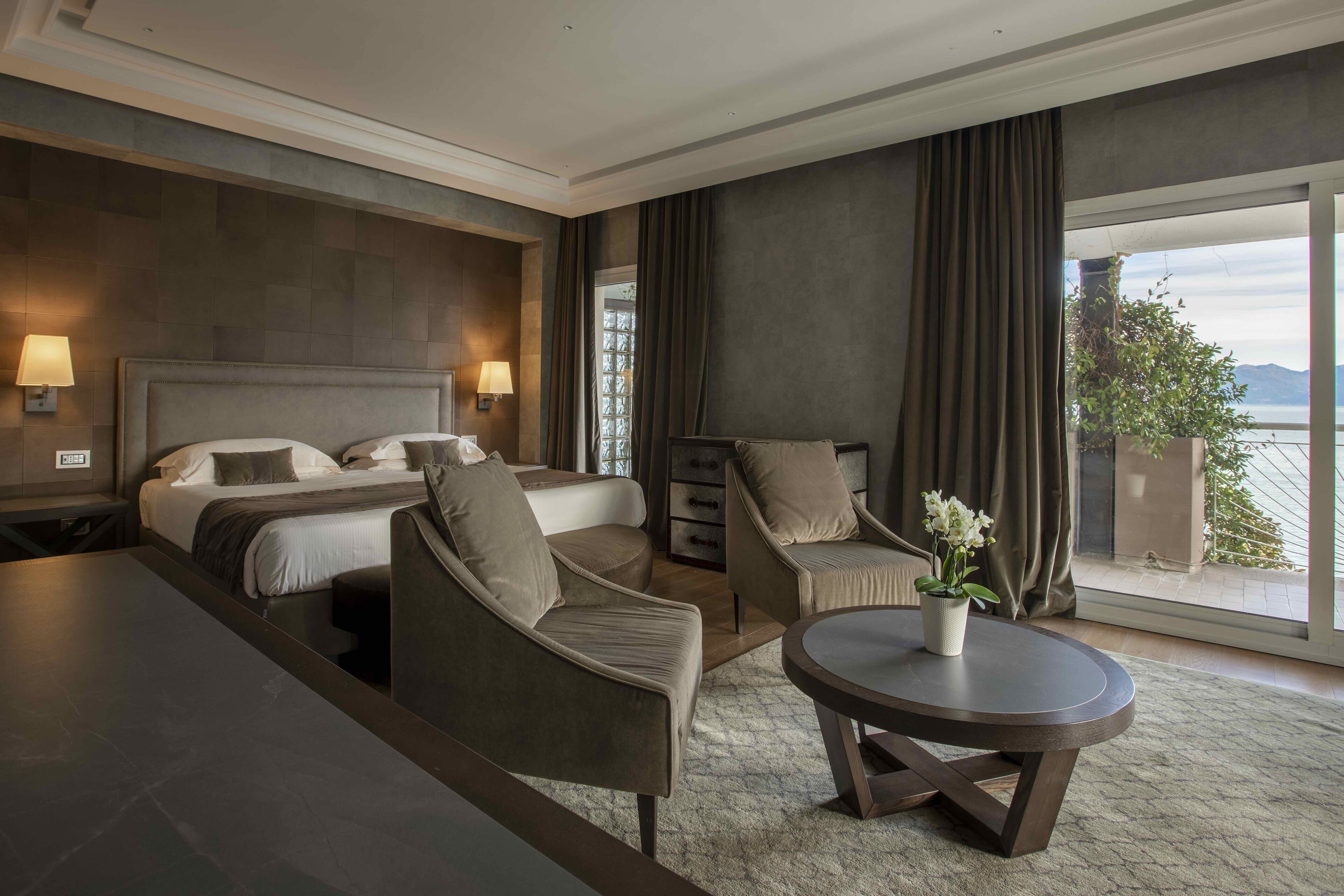 suite, lake view, corner | premium bedding, down duvets, minibar, in-room safe