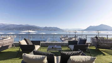 Piscine extérieure (ouverte en saison), parasols de plage