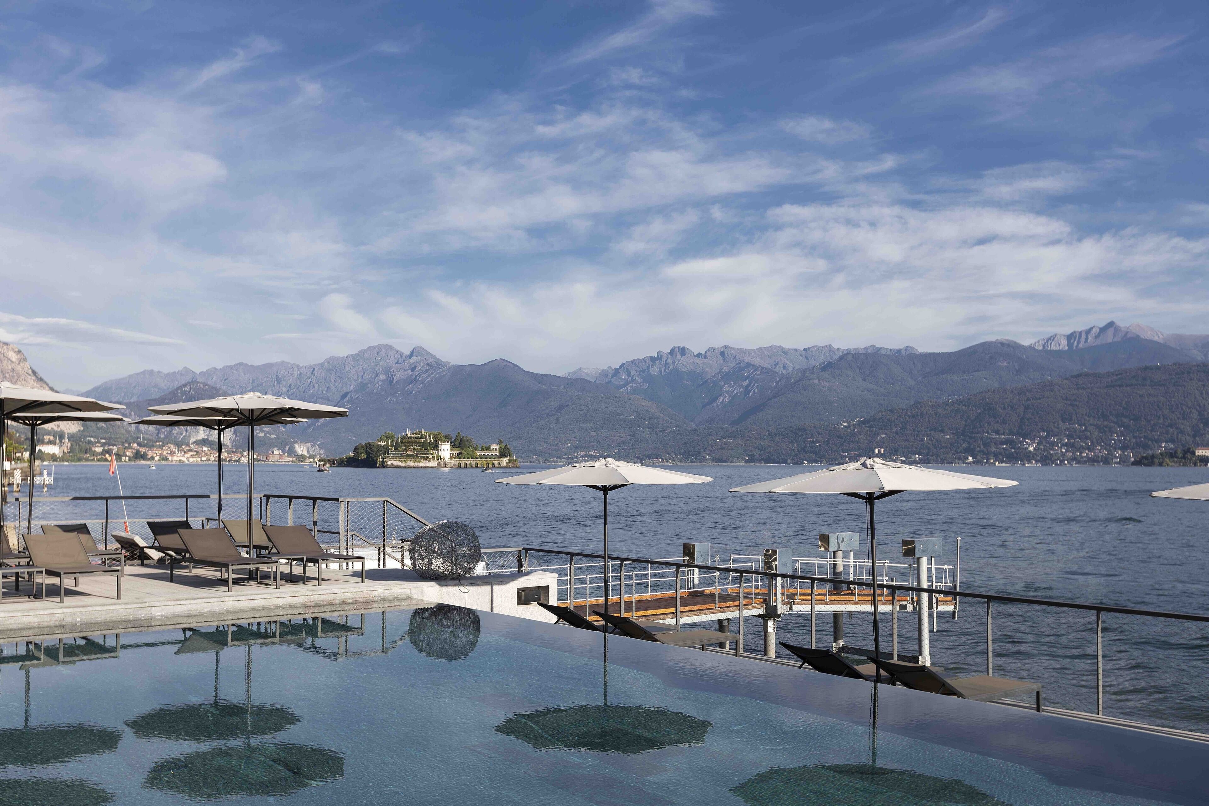 Piscine extérieure (ouverte en saison), parasols de plage