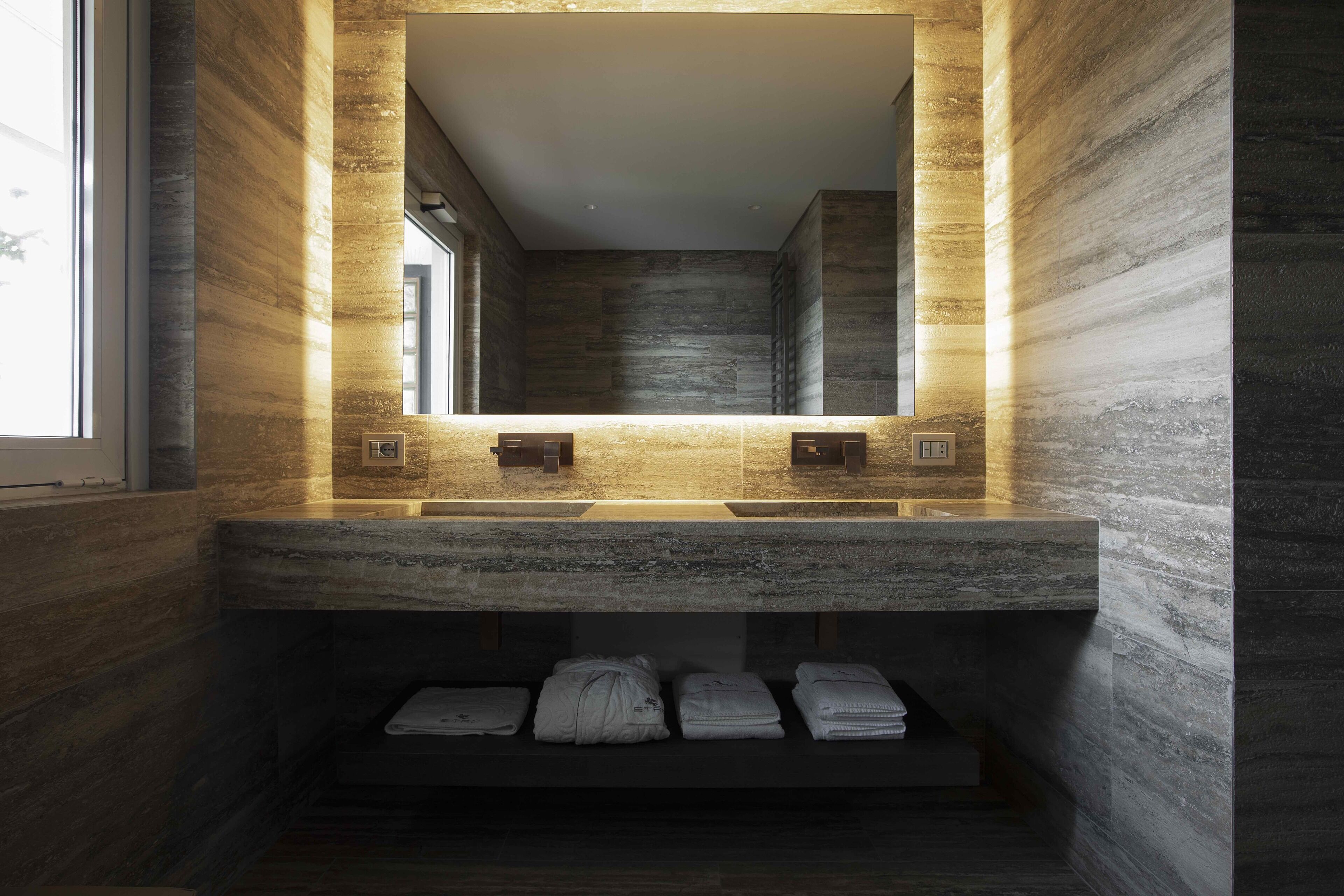 junior suite, lake view, corner | bathroom | free toiletries, hair dryer, bidet, towels