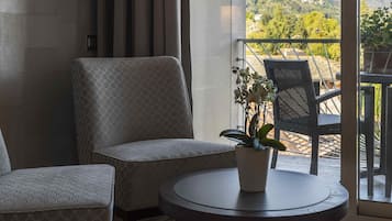 Superior kamer, 1 twee- of 2 eenpersoonsbedden, gedeeltelijk uitzicht op meer | Luxe beddengoed, donsdekens, een minibar, een kluis op de kamer