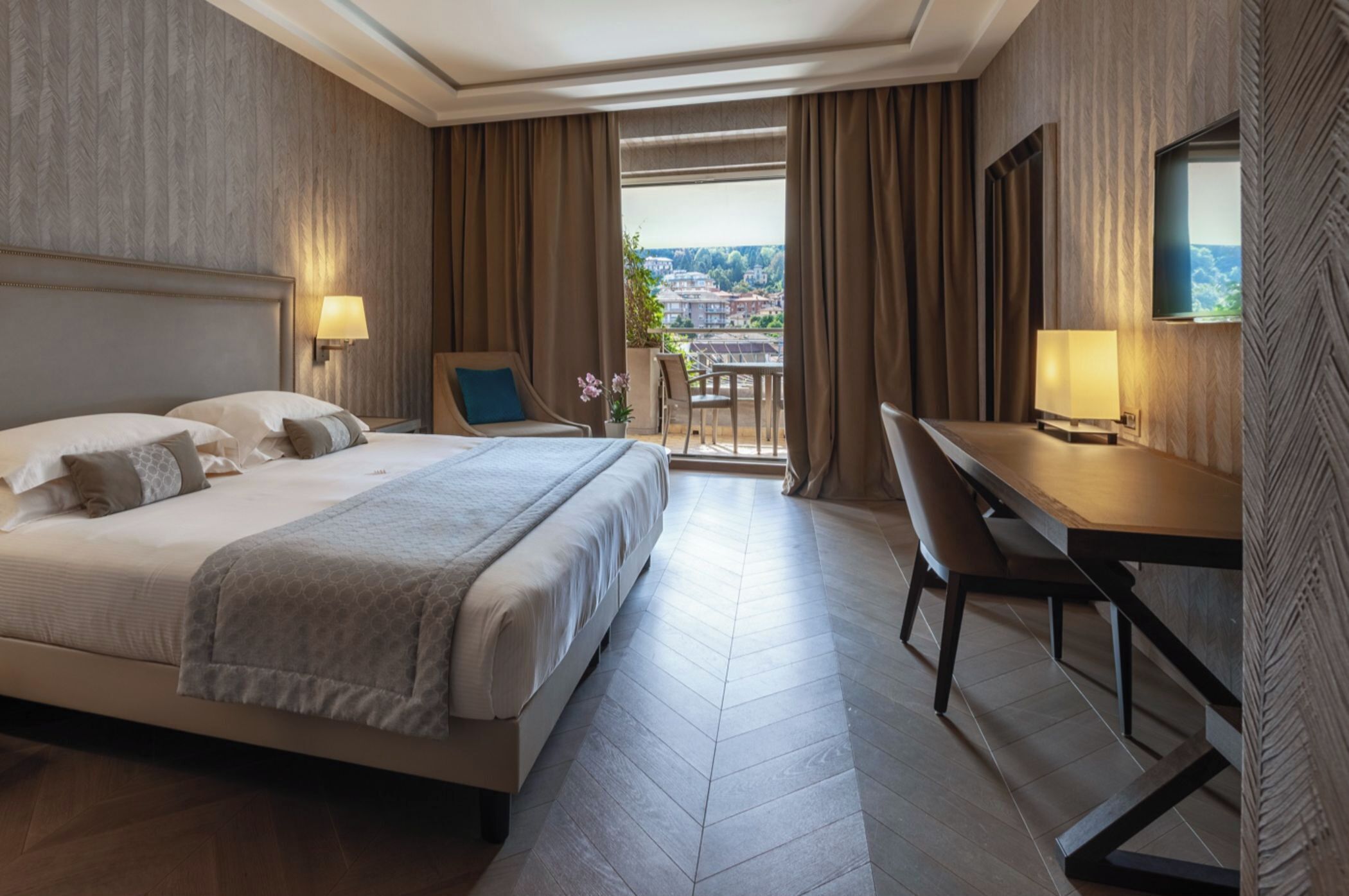 Ropa de cama de alta calidad, edredones de plumas, minibar y caja fuerte