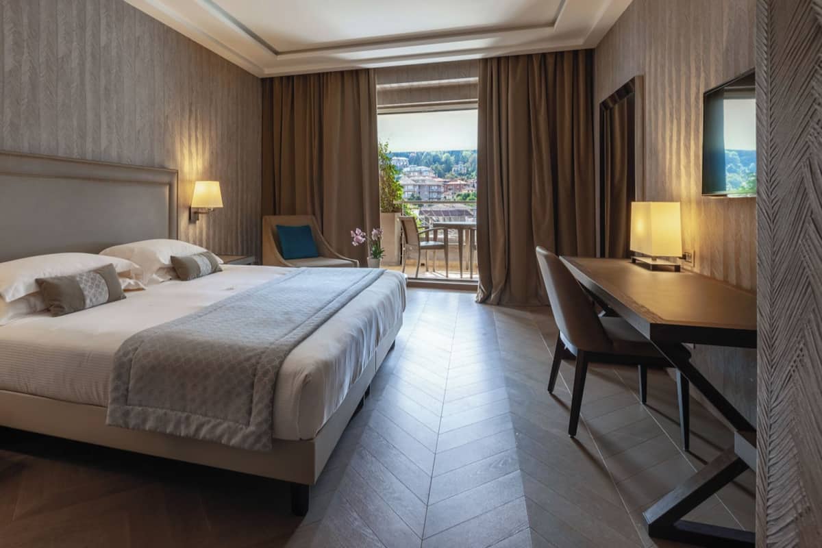 Premium bedding, down duvets, minibar, in-room safe