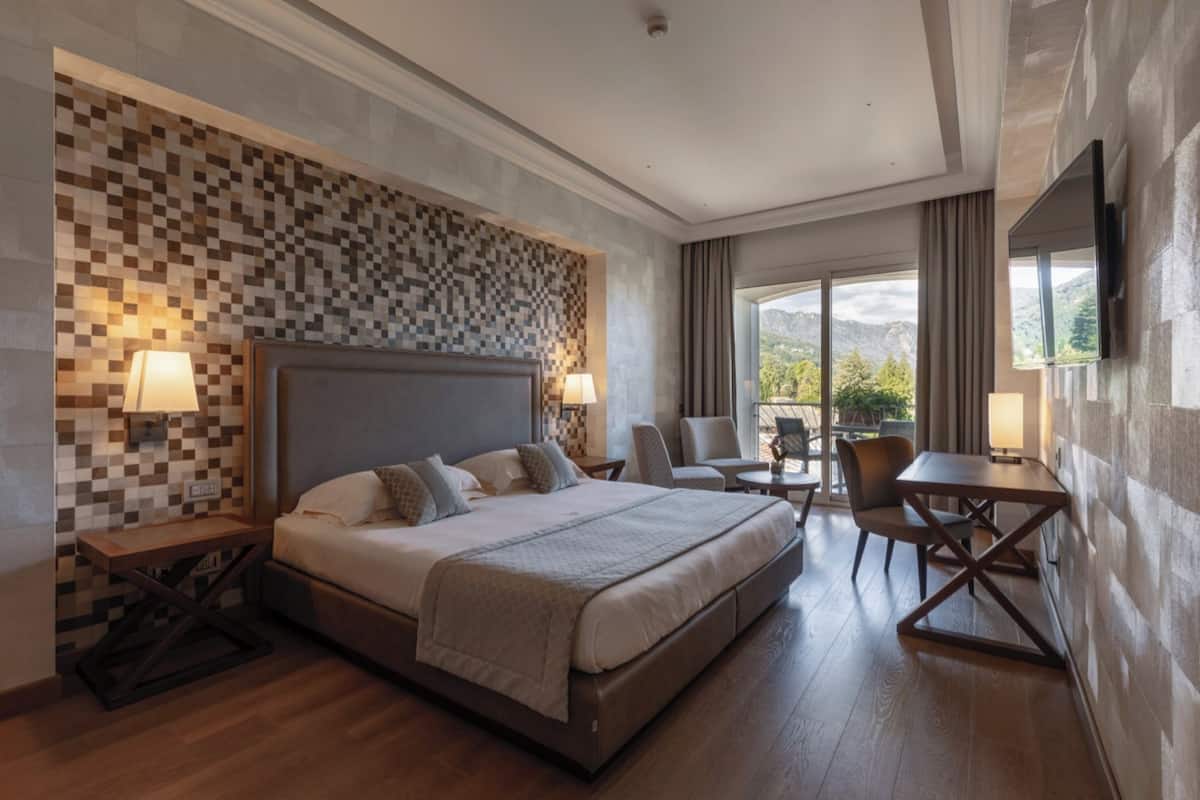 Premium bedding, down duvets, minibar, in-room safe