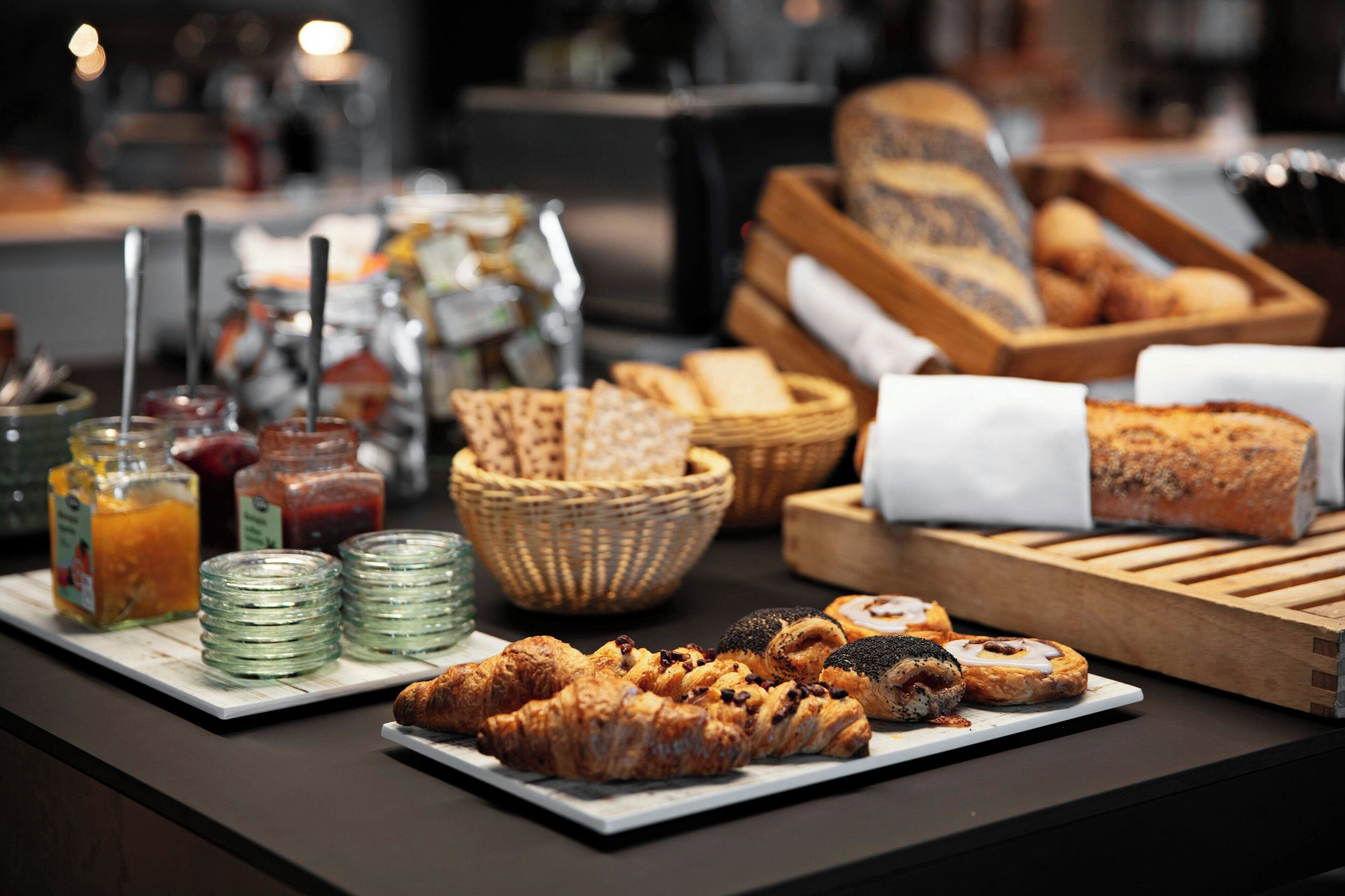 daily buffet breakfast (dkk 129 per person)