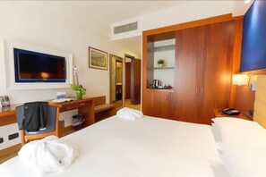 Minibar, caja de seguridad en la habitación y escritorio 