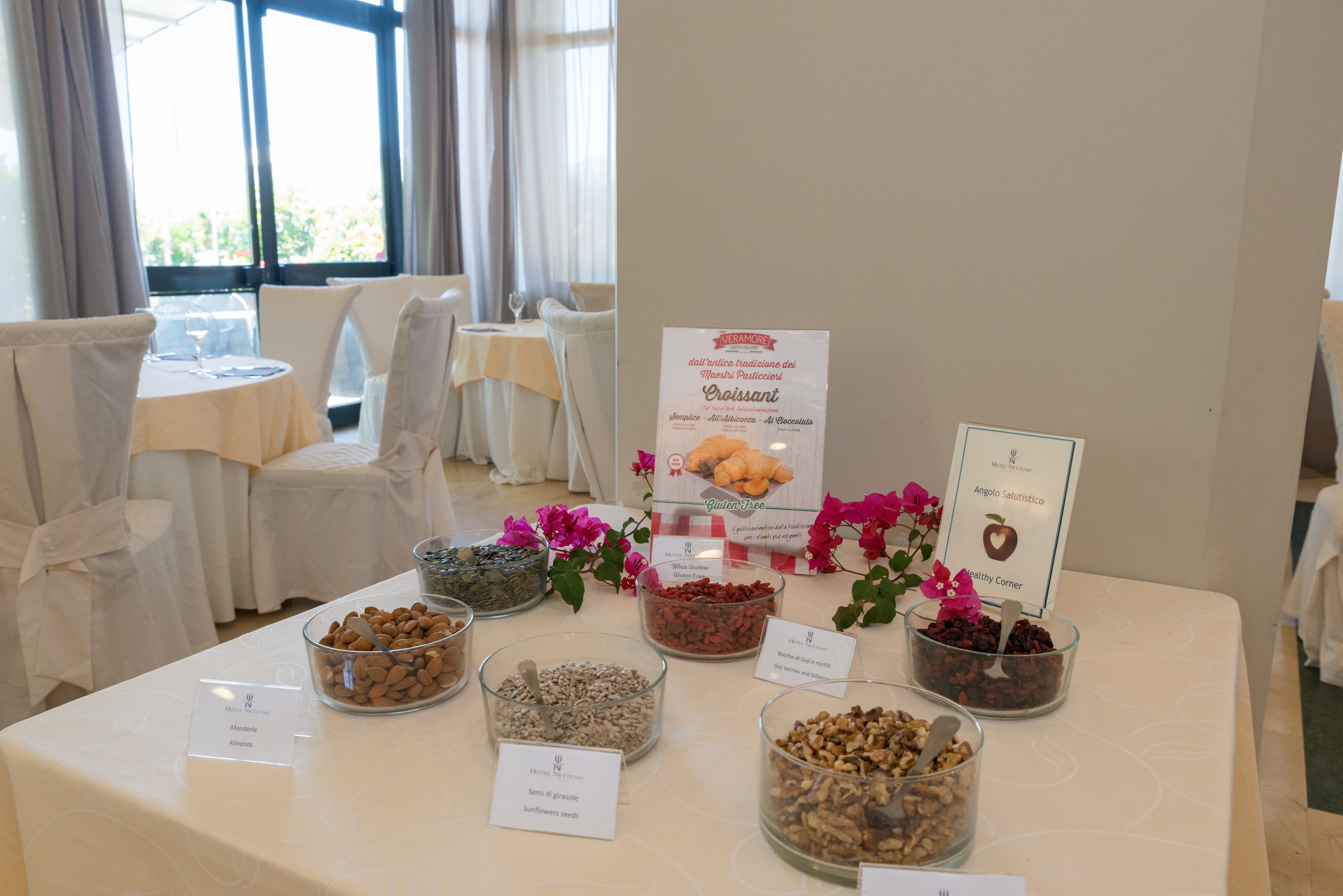 Una mesa de buffet con diversos alimentos y etiquetas.