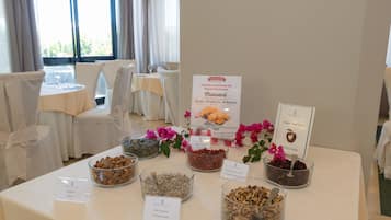 Una mesa de buffet con diversos alimentos y etiquetas.