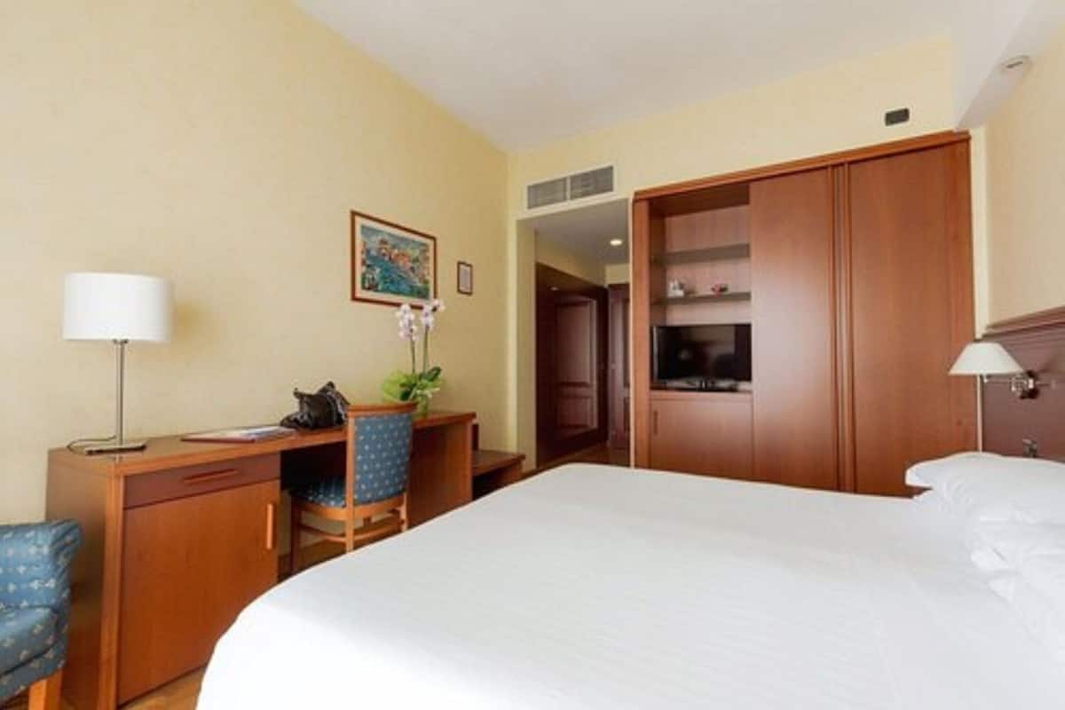 Minibar, coffres-forts dans les chambres, bureau, chambres insonorisées