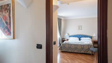 Una camera da letto con un letto, comodini e un quadro appeso al muro.