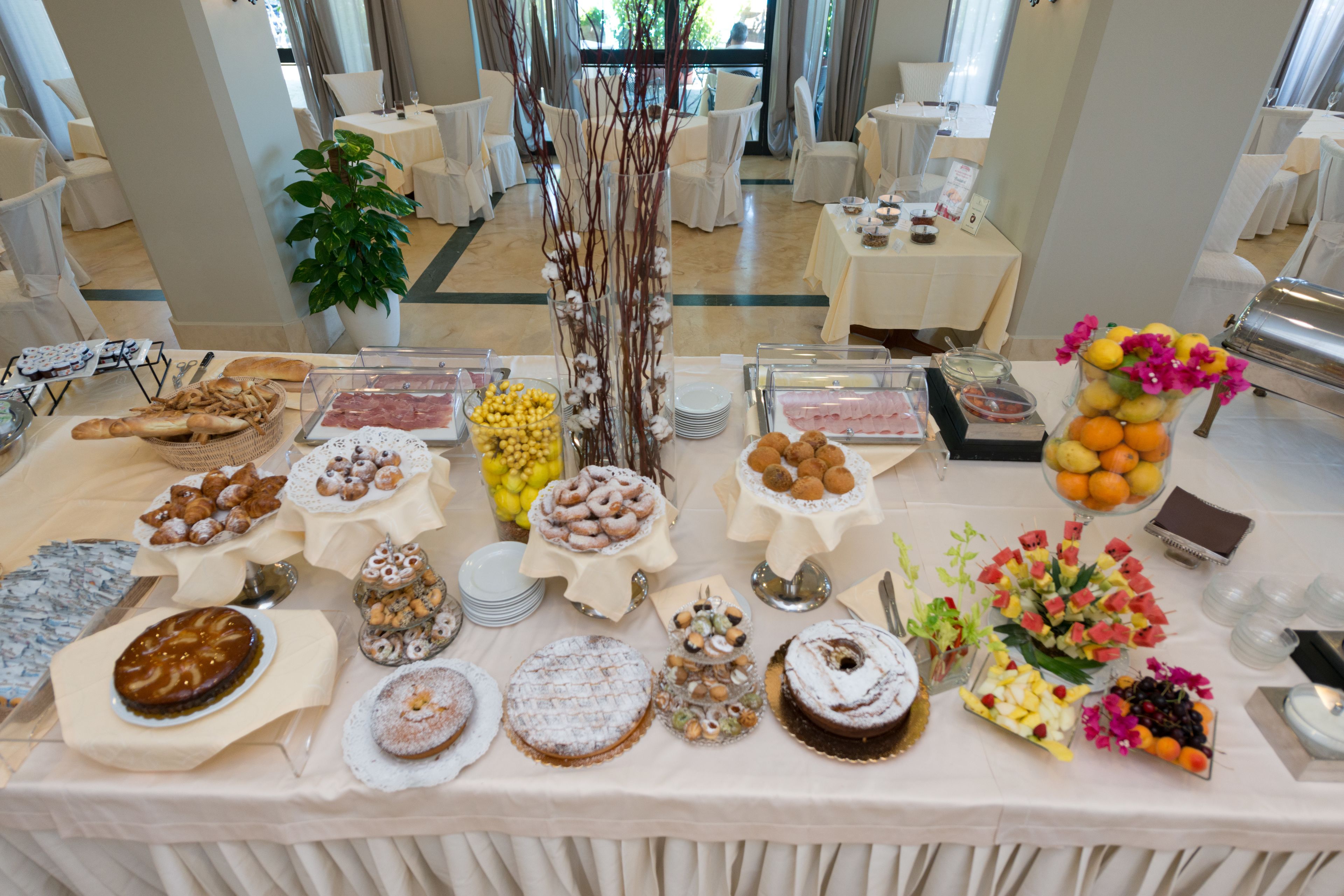Una mesa de buffet con diferentes platillos y una decoración central.