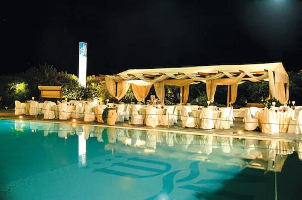 Breakfast, lunch, dinner served; Mediterranean cuisine 