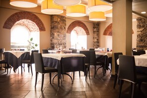 Petit déjeuner et dîner servis sur place, spécialités Cuisine italienne