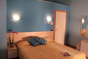 Habitación estándar doble | Minibar, escritorio, cunas (de pago) y wifi gratis