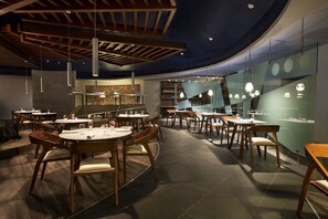 6 restaurants, spécialités Cuisine internationale