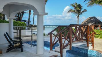 OCEANFRONT SWIM UP JUNIOR SUITE | Área de sala de estar | Smart TV de 30 pulgadas con canales por cable