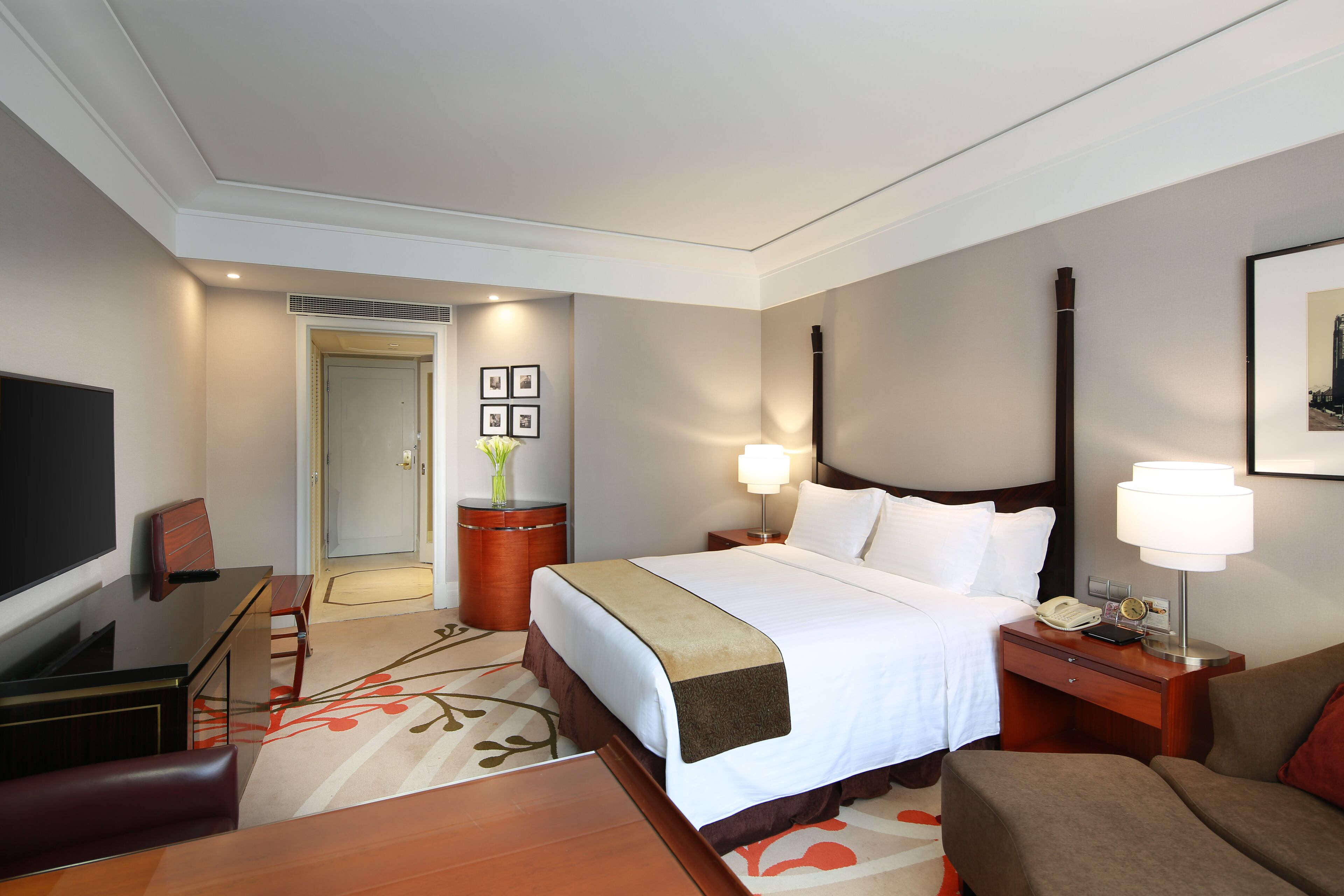 Deluxe King - Cathay Garden Building | Down comforters, minibar, in-room safe, desk