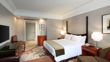 Deluxe King - Cathay Garden Building | Down comforters, minibar, in-room safe, desk