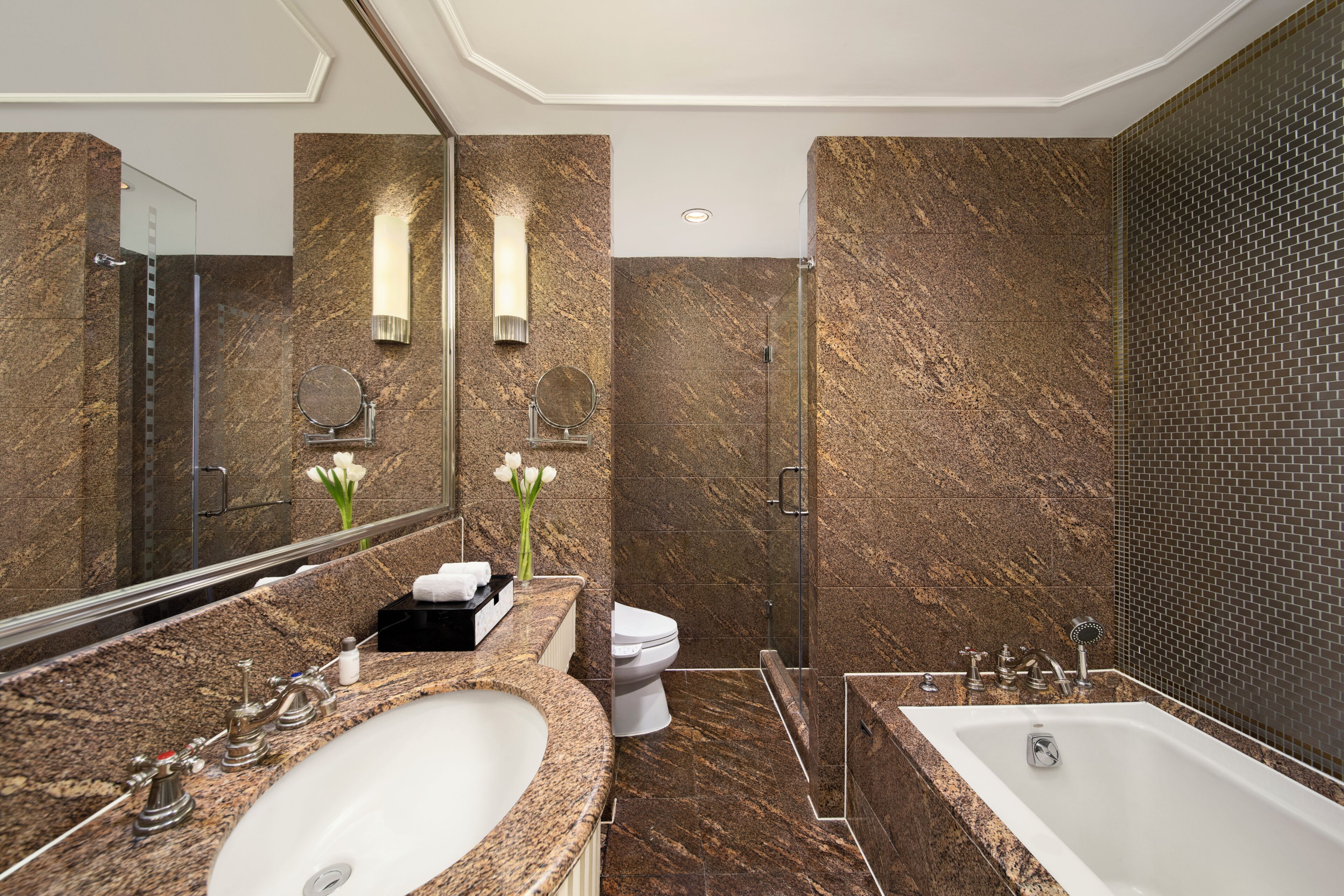 Badewanne und Dusche (separat), Regendusche, kostenlose Toilettenartikel