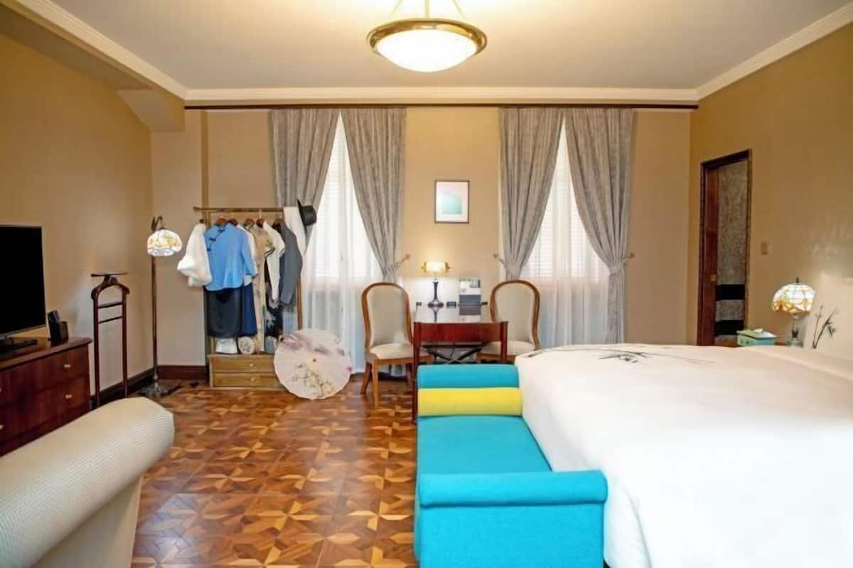 Down comforters, minibar, in-room safe, desk