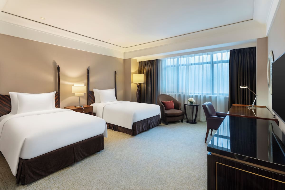 Phòng đôi Deluxe | Chăn bông, minibar, két bảo mật tại phòng, bàn 