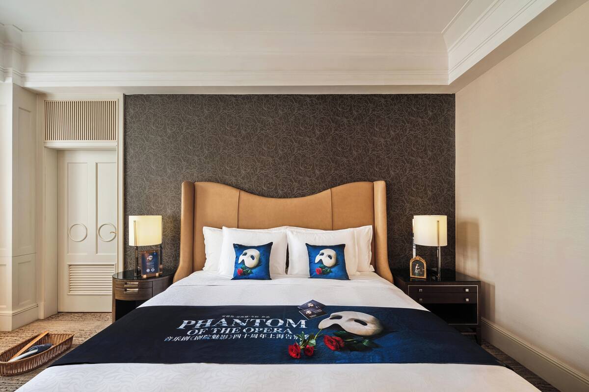 Signature suite | Donsdekens, een minibar, een kluis op de kamer, een bureau