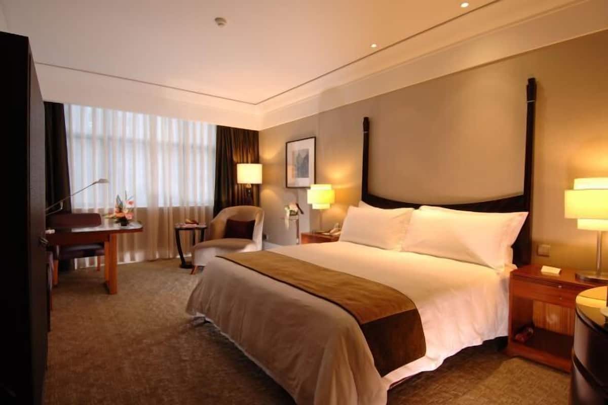 Chăn bông, minibar, két bảo mật tại phòng, bàn 