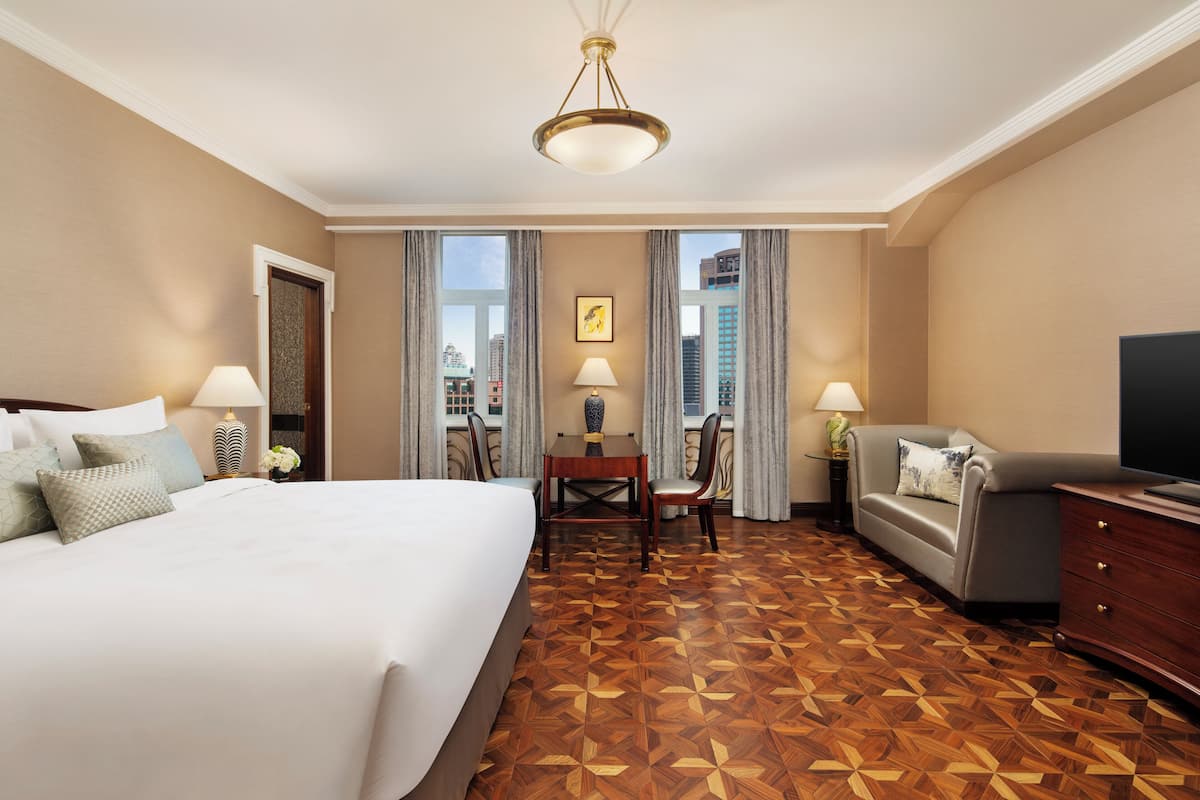 Phòng Suite phong cách cổ điển | Chăn bông, minibar, két bảo mật tại phòng, bàn 