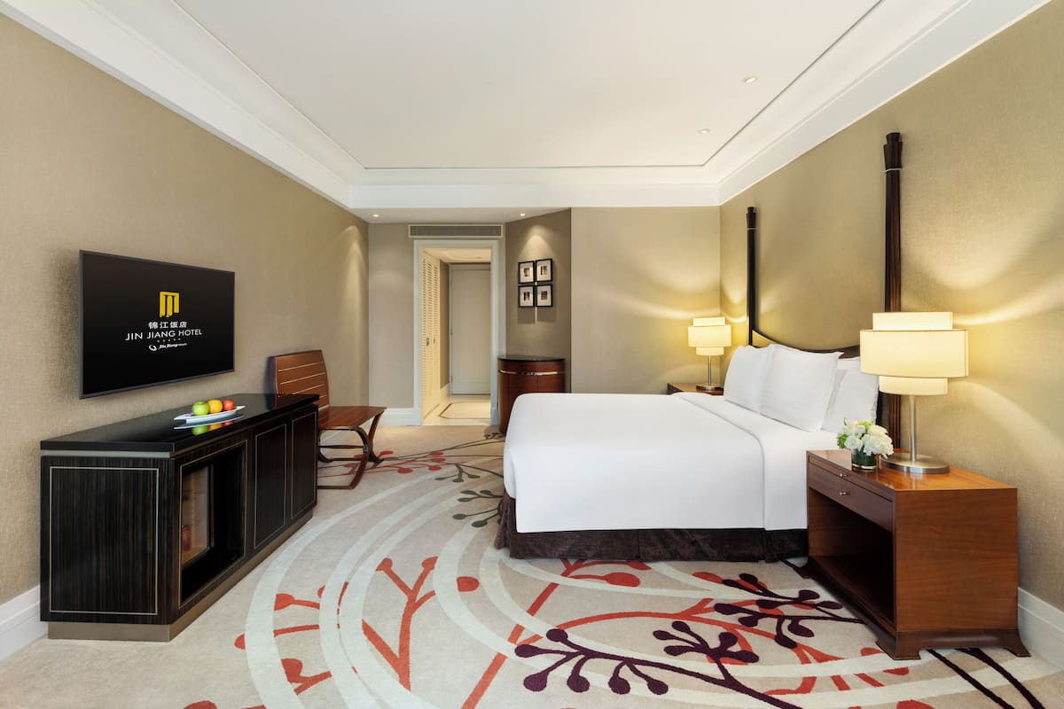 Phòng đôi Deluxe | Chăn bông, minibar, két bảo mật tại phòng, bàn 