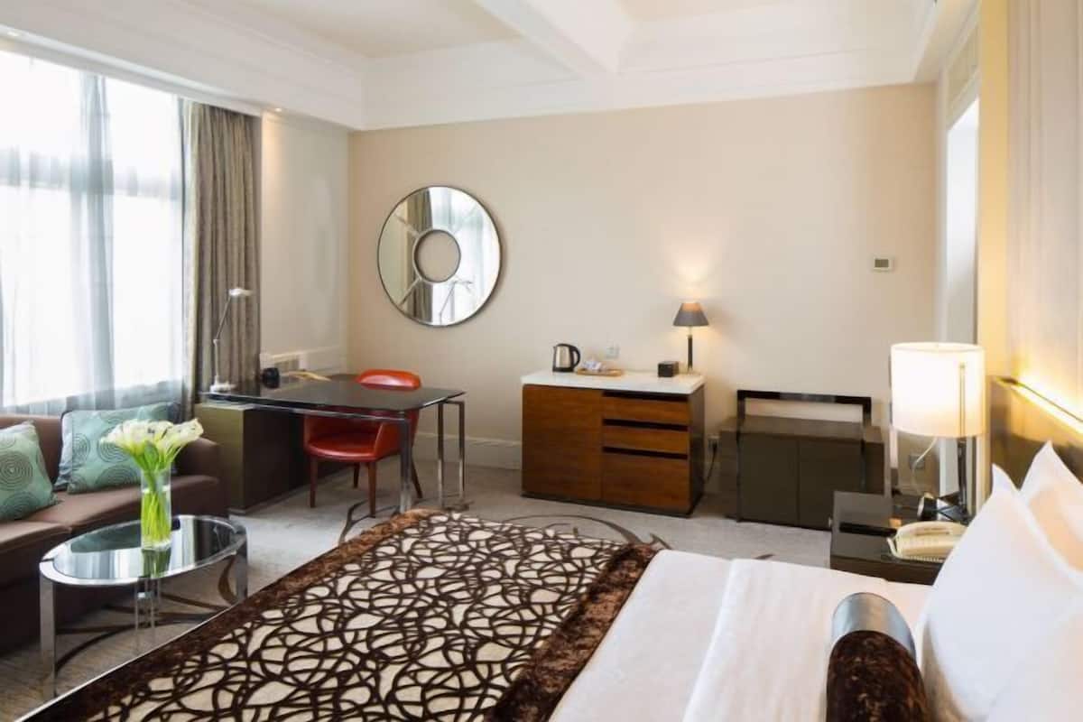 Donsdekens, een minibar, een kluis op de kamer, een bureau