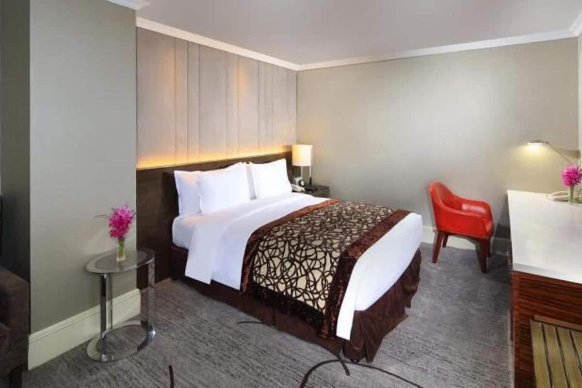 Chăn bông, minibar, két bảo mật tại phòng, bàn 